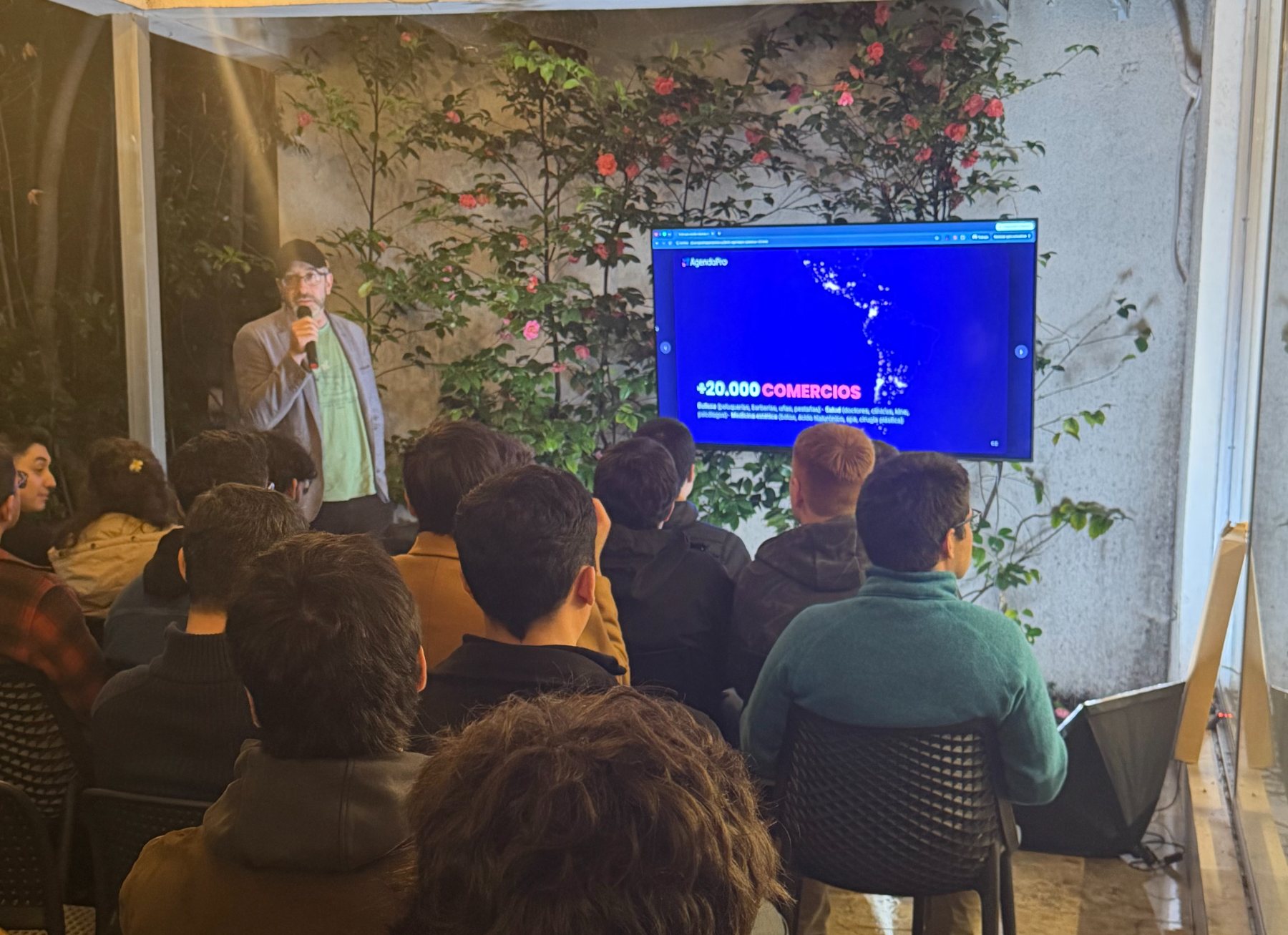 Speaker presentando en AI Native Startups en Platanus